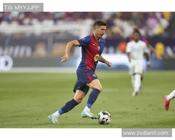 莱万欧冠表现惊艳10场打入12球射手榜领跑金靴在望